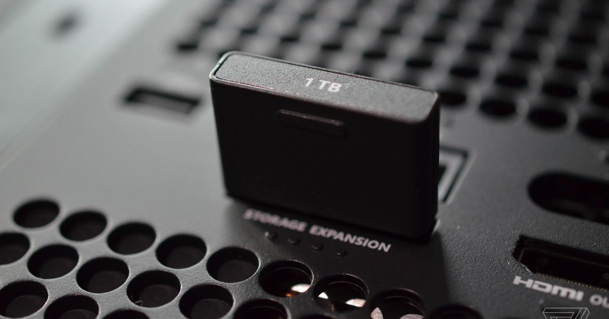 A closer look at the Xbox Series X controller and 1TB expansion cards