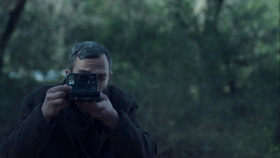 ‘Apples’ Review: An Amnesia Pandemic Strikes Athens in a Tender but Flavorless Debut