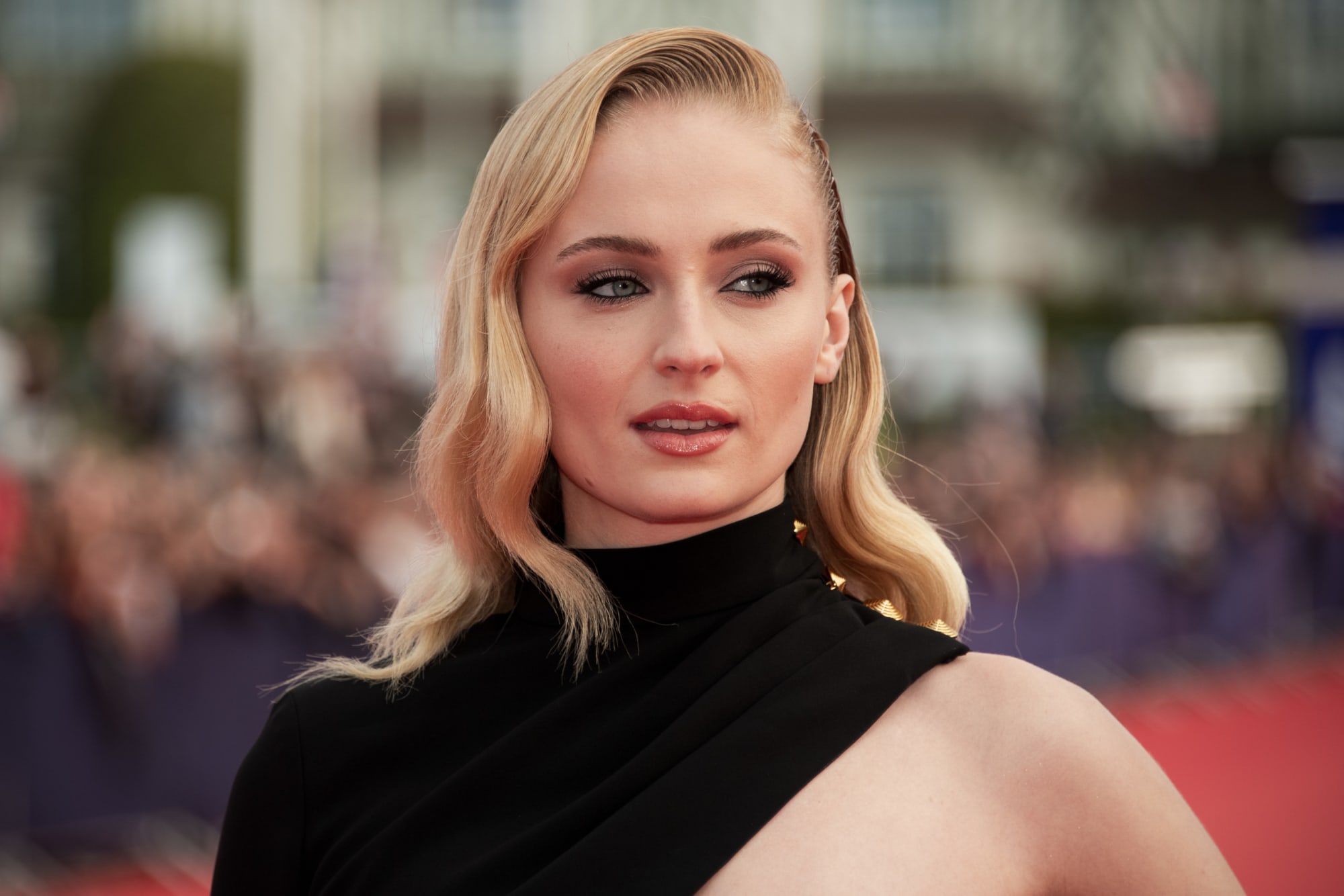 Game of Thrones star Sophie Turner posts pregnancy pics!