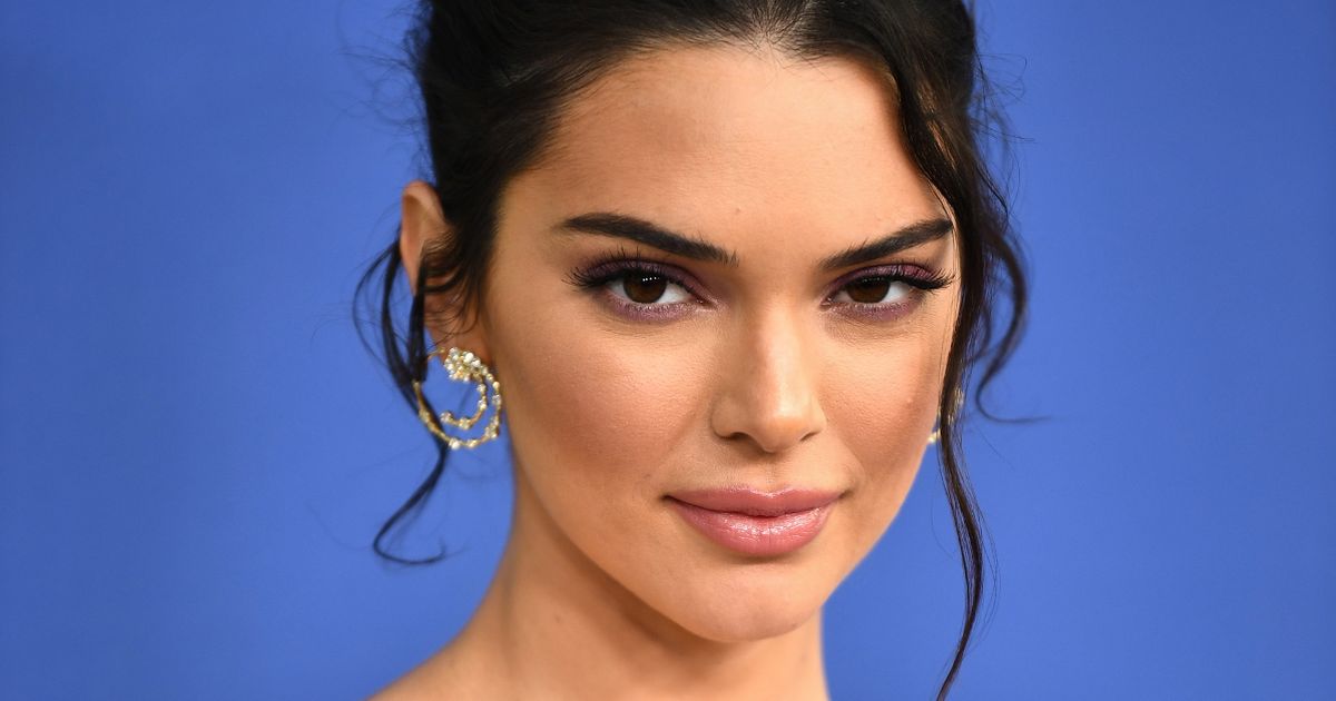 Kendall Jenner showcases her natural beauty in makeup free mirror selfie