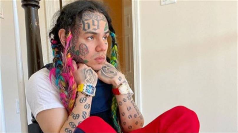 Tekashi 6ix9ine Believes There’s ‘No Difference’ Between Him And Tupac Shakur