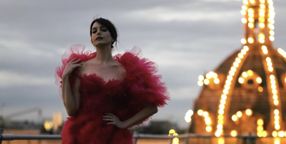 Anne Hathaway Just Revived the Virtual Red Carpet with a Major Ruffled Number from Ralph & Russo