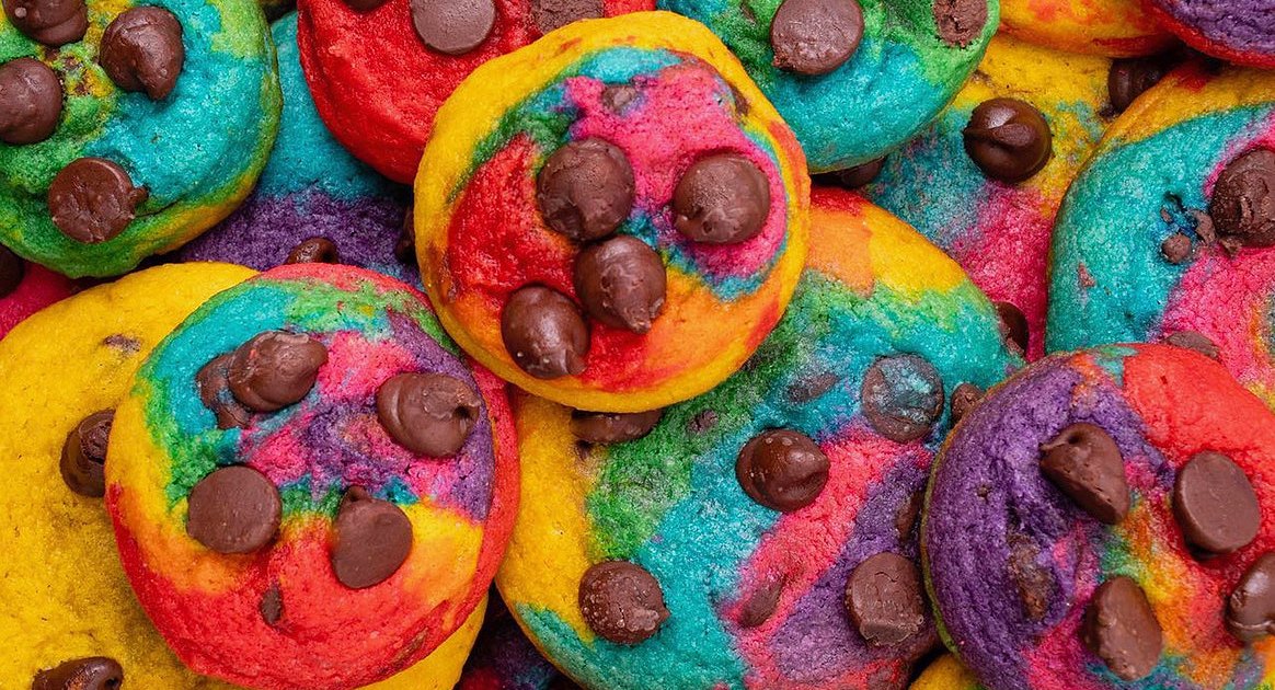 Buzzzz-o-Meter: Baked in Color, Lindt Lindor Hot Cocoa Dark Chocolate Truffles and More That Hollywood Is Buzzing About This Week