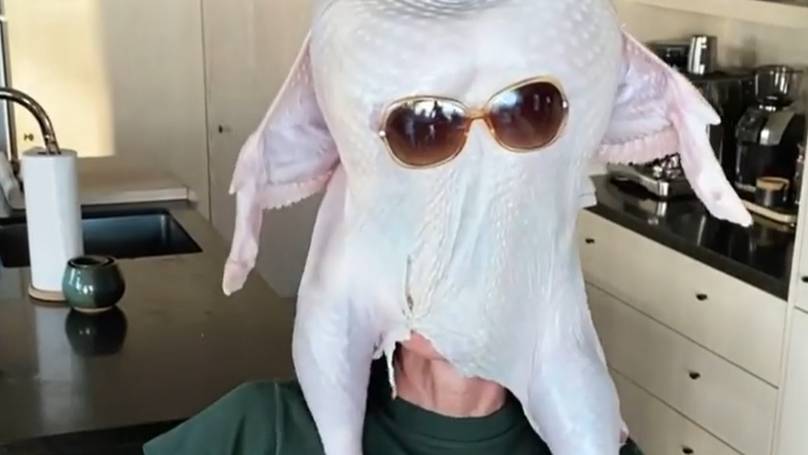 Courtney Cox Recreates Friends Thanksgiving Scene By Dancing With Turkey On Her Head