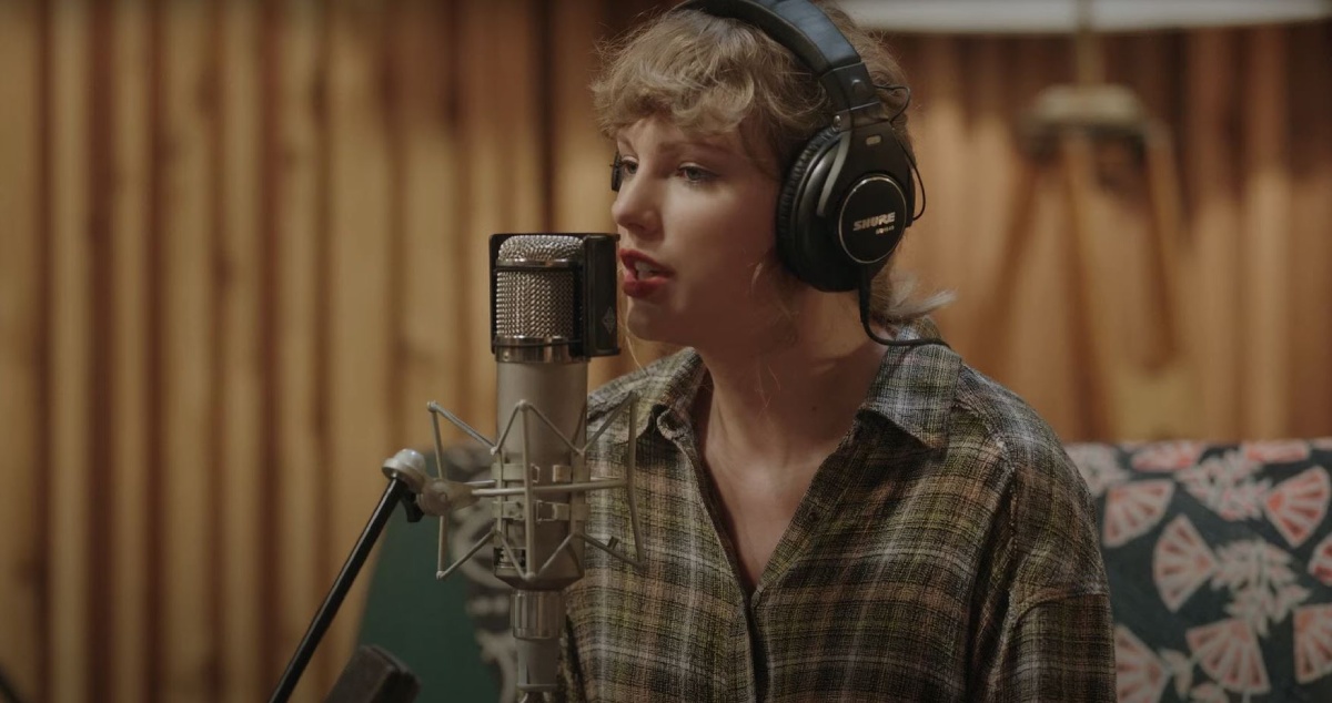 ‘folklore’ Clip: Watch Taylor Swift & Bon Iver Perform ‘Exile’ From New Disney+ Concert Doc
