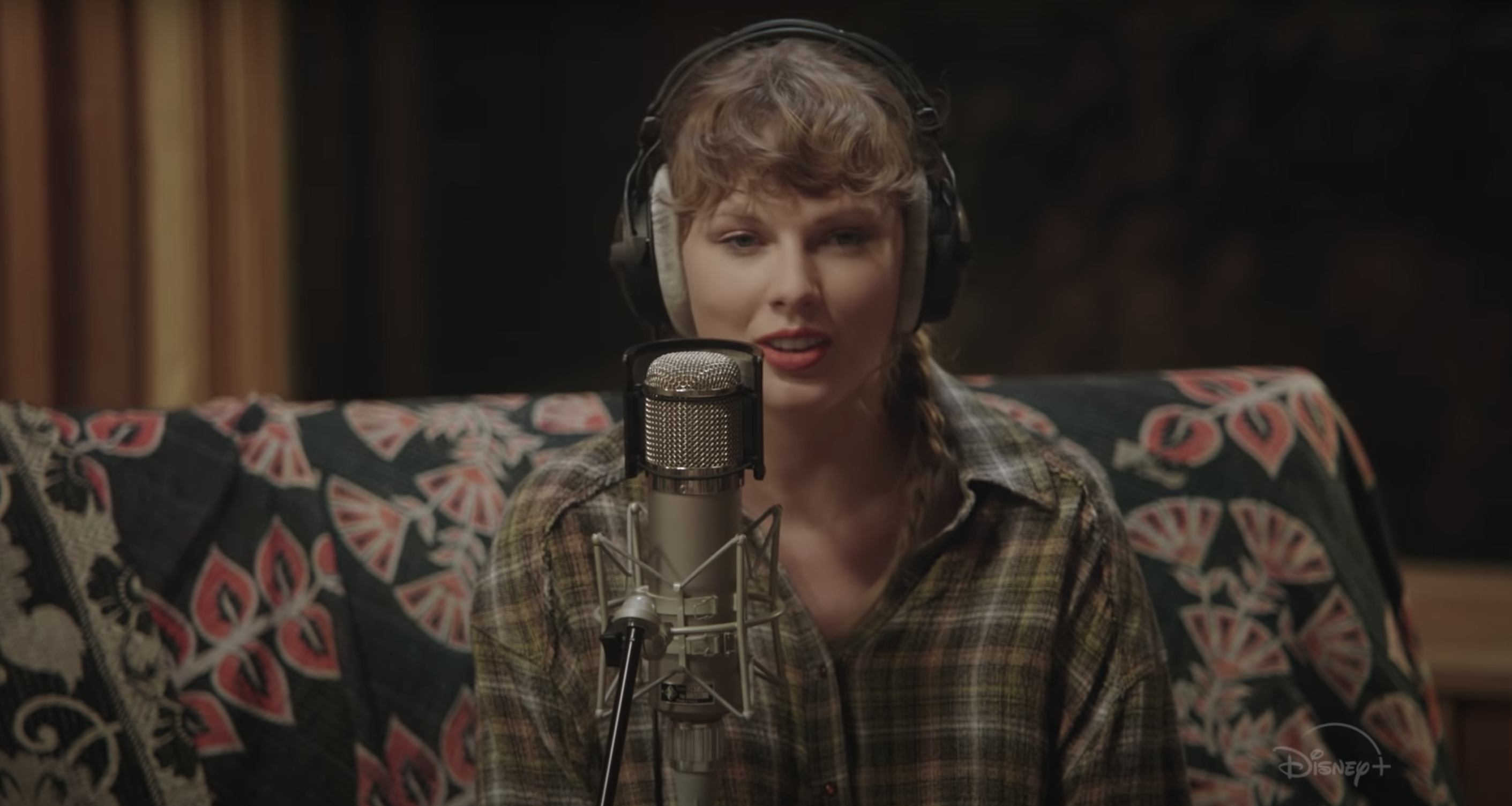 ‘Folklore’ Review: Taylor Swift’s Disney+ Doc Is Just Her Singing in a Barn, and That’s OK