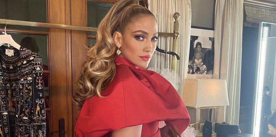 J.Lo Looked Holiday-Ready in a Crimson Christian Siriano Dress at the People’s Choice Awards