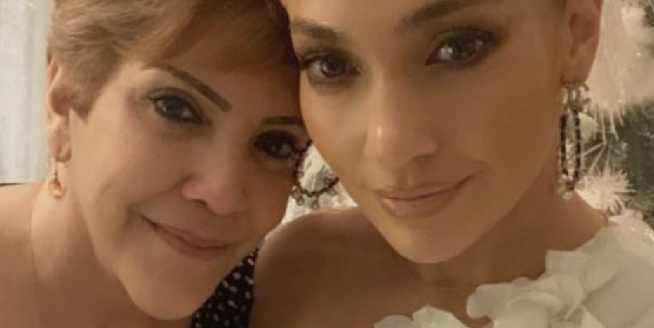 J.Lo Twins with Her Mom in a Sweet Holiday Selfie