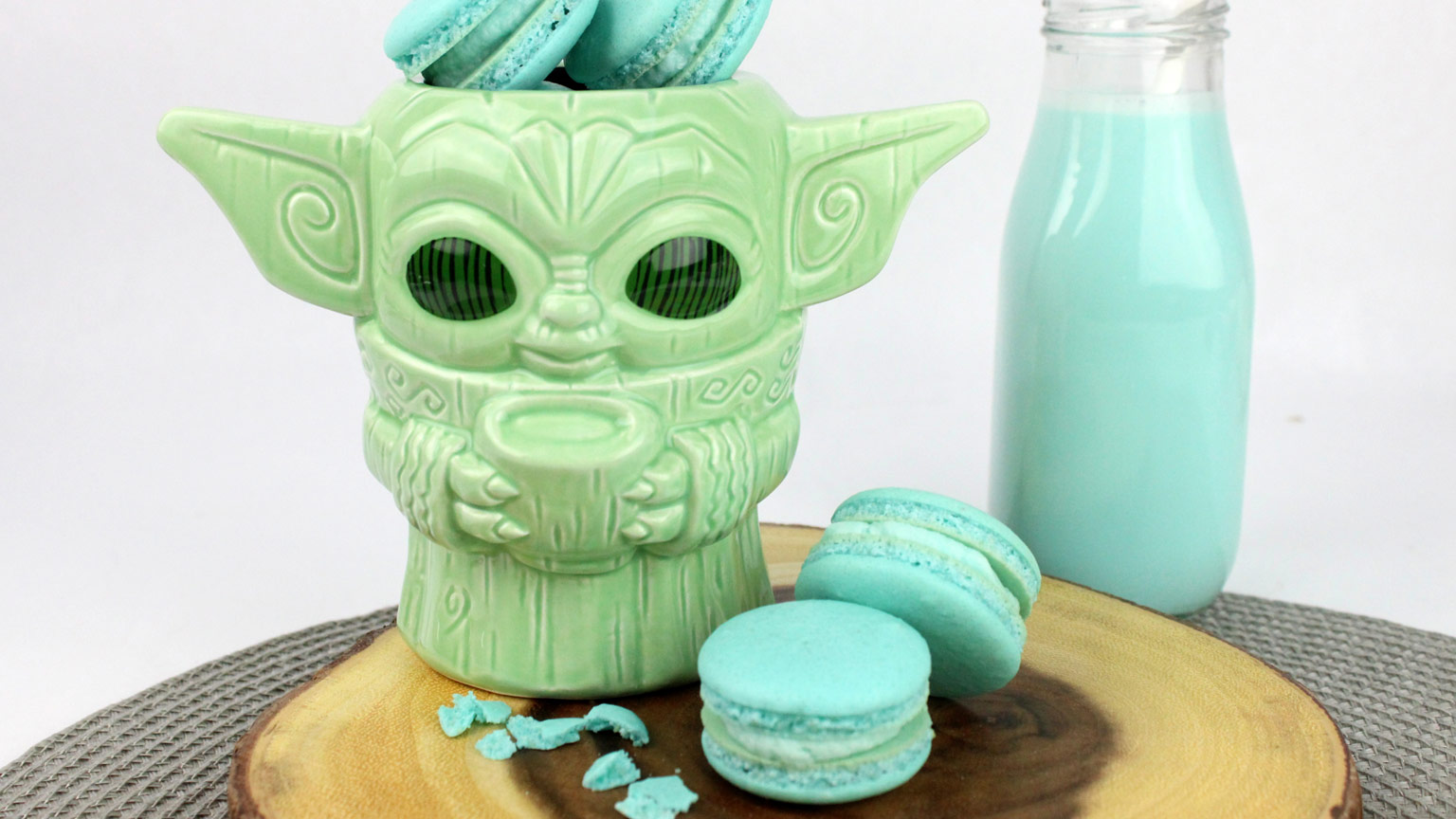 Make Blue Milk Mando Macarons to Share with Everyone