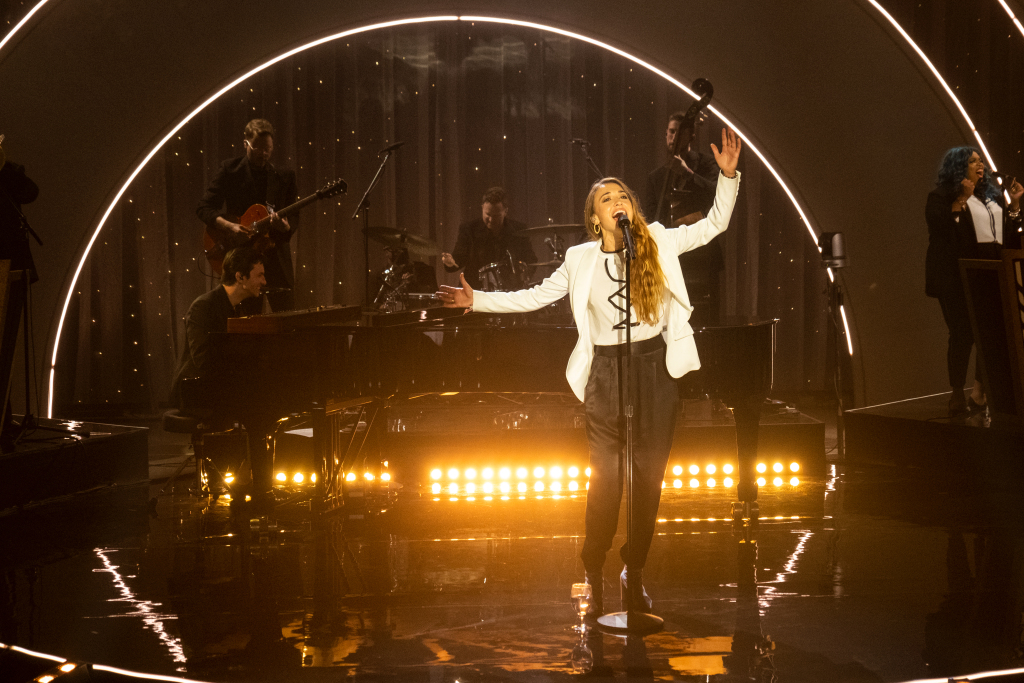 Watch Lauren Daigle Perform in Exclusive Clip of BYUtv’s Holiday Special (TV News Roundup)