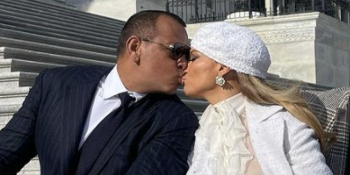 Jennifer Lopez and Alex Rodriguez Took a Highly Instagrammable Kissing Photo on Inauguration Day