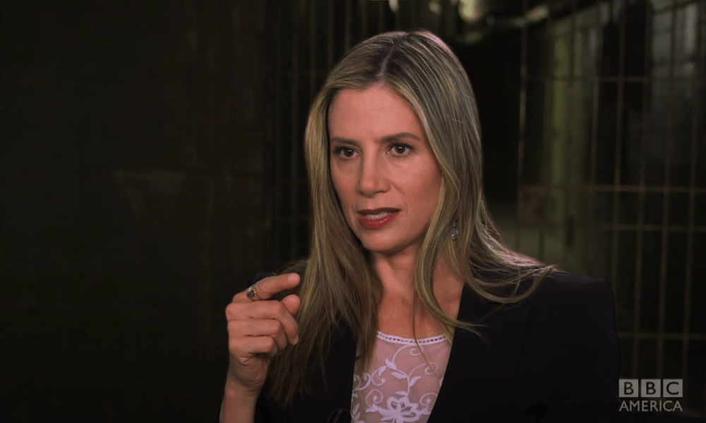 “Shining Vale”: Mira Sorvino Joins Courteney Cox in Starz’s Horror-Comedy Pilot