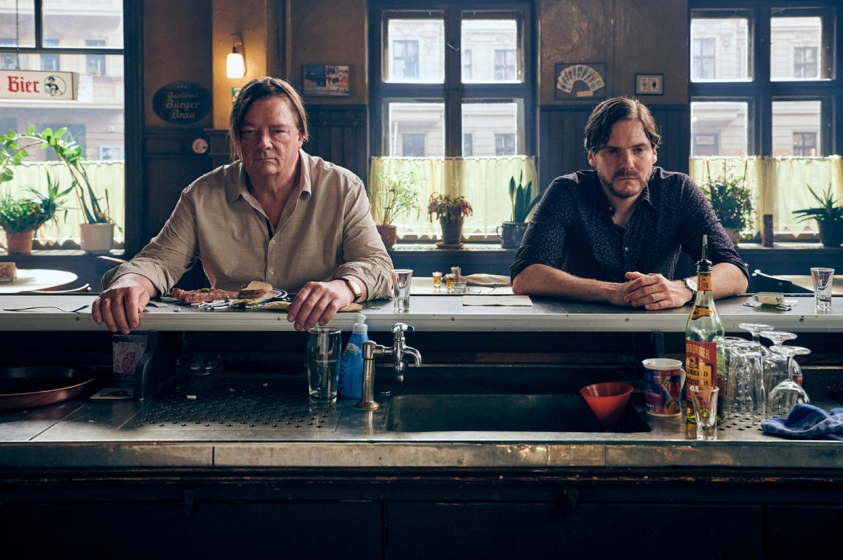 ‘Next Door’: Daniel Brühl’s Directorial Debut Interrogates His Own Life Doesn’t Dig Deep Enough [Berlin Review]
