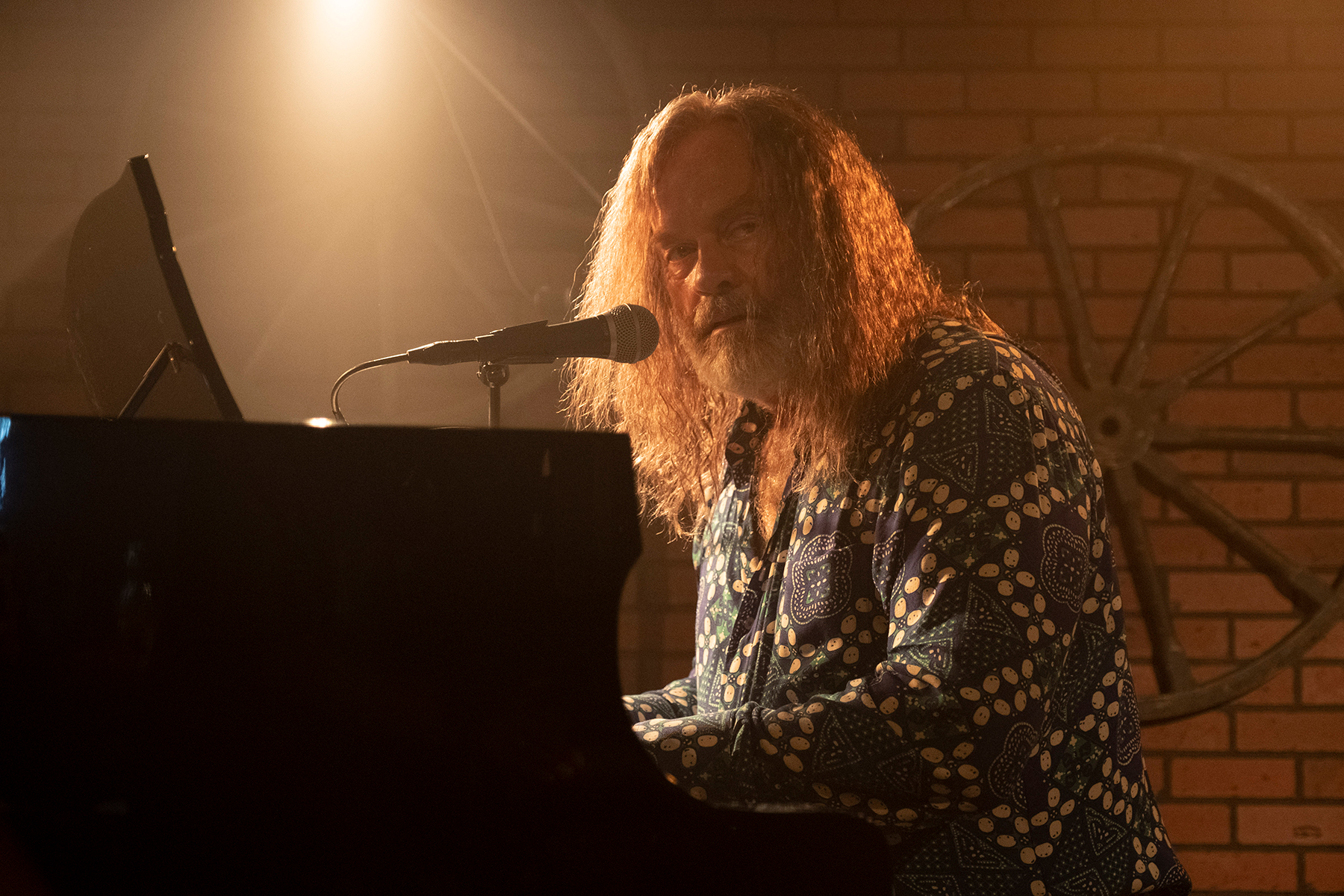 Kelsey Grammar Stars as Aging Rock Star in ‘The Space Between’ Trailer